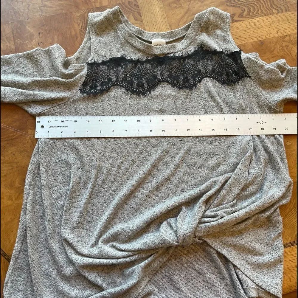 AWESOME KNIT Cold Shoulder Top! - Picture 15 of 16